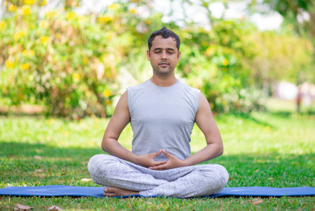 Pessoa aprendendo meditação para iniciantes com exercícios simples