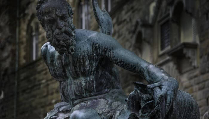 Pessoa caminhando na natureza com serenidade e autoconfiança estoica