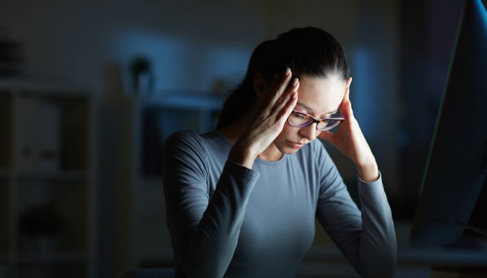 pessoa sentada em silêncio praticando técnica para cansaço mental o que fazer